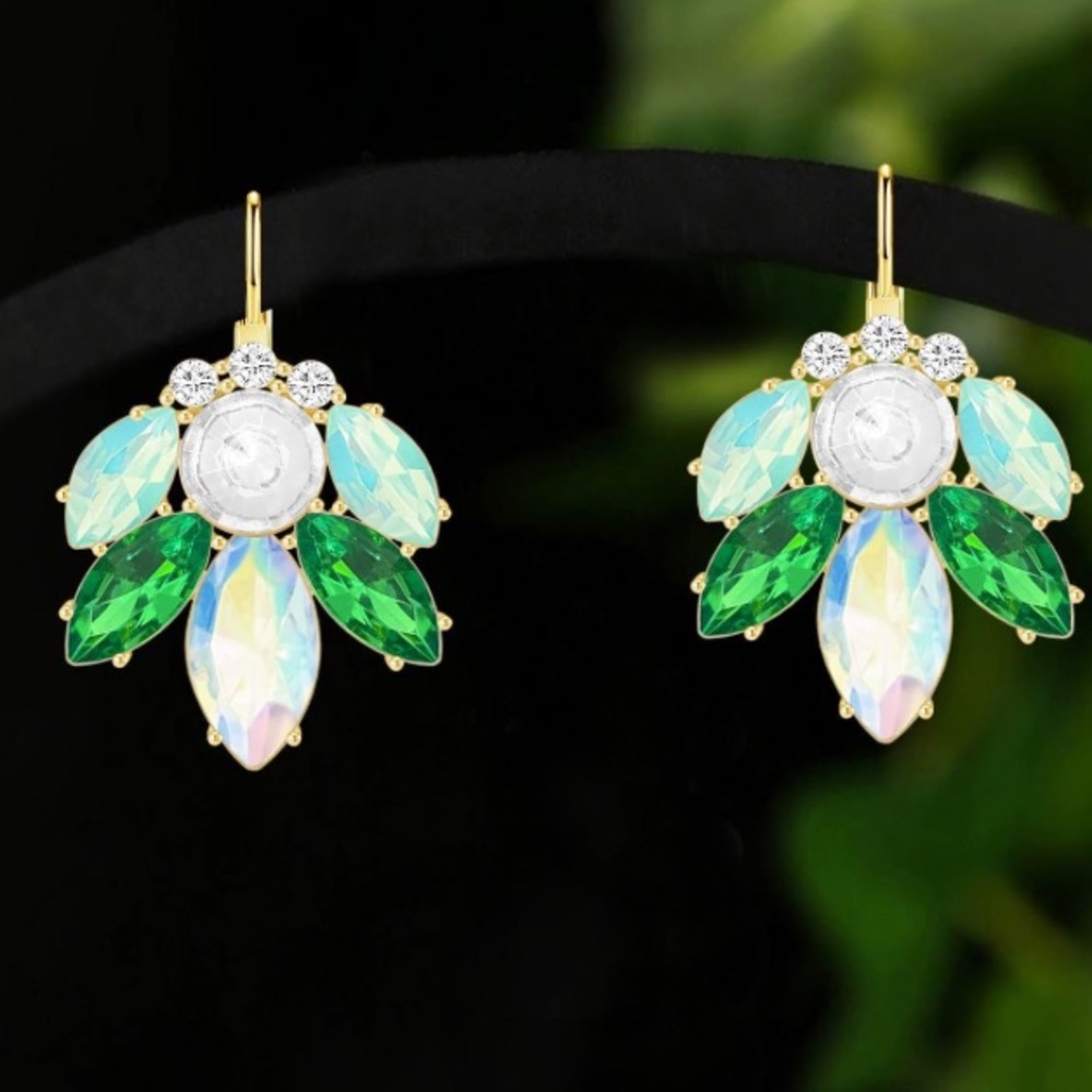 Elegant opalescent Crystal dangle Earrings - Picture 4 of 6